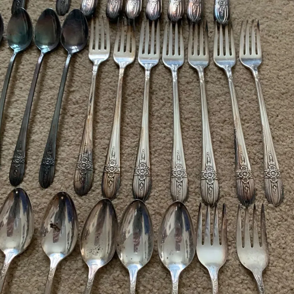 Wm Rogers Mfg. Co. Extra Plate IS TRIUMPH 40 Piece Flatware Set